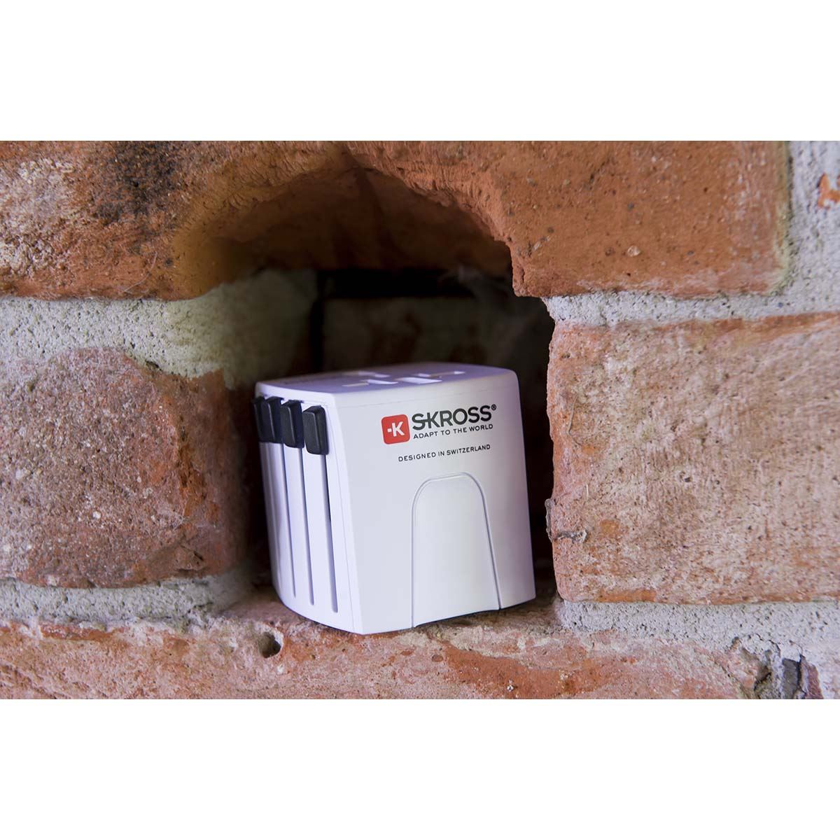 Skross SKross | MUV USB (2xA) Compact 2-pole world travel adapter with 2 integrated USB ports