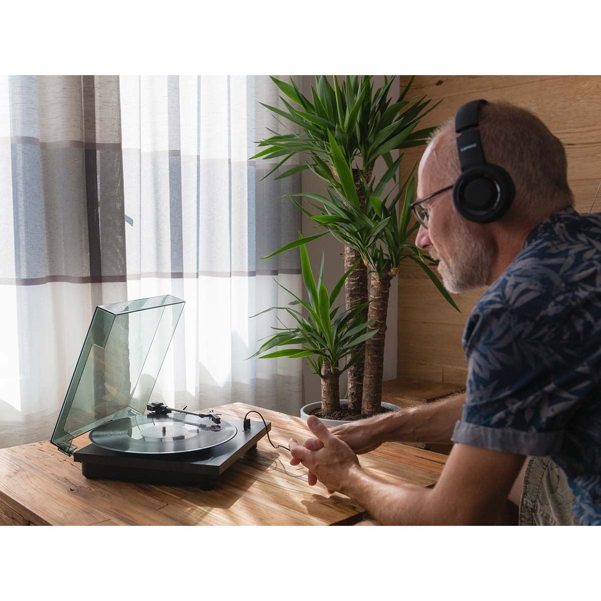Lenco LS-10BK | Wood turntable with built-in speakers black
