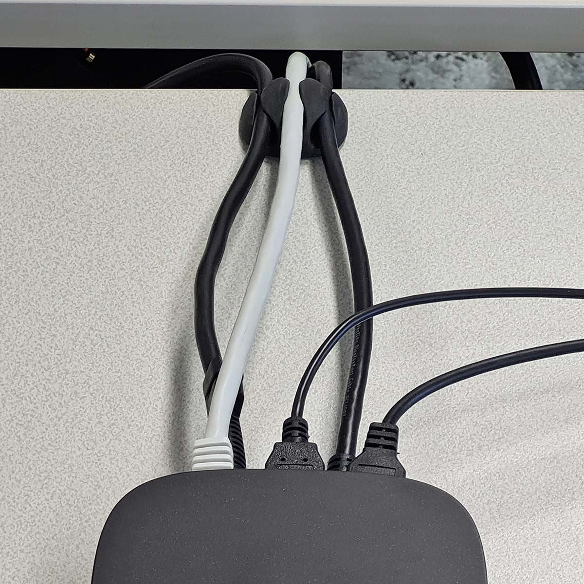 Nedis CMGC20034BK | Cable Management | Cable Clip | Click and Go | 4 pcs | Number of slots: 3 Slots | Maximum cable thickness: 5.3 mm | TPE | Black