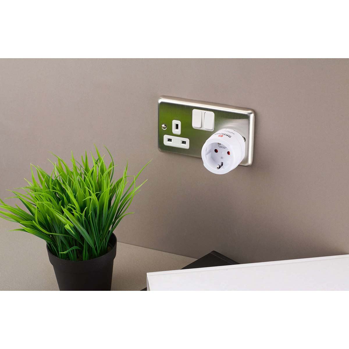Skross SKR1500230EC | Travel Adapter Europe to UK Earthed
