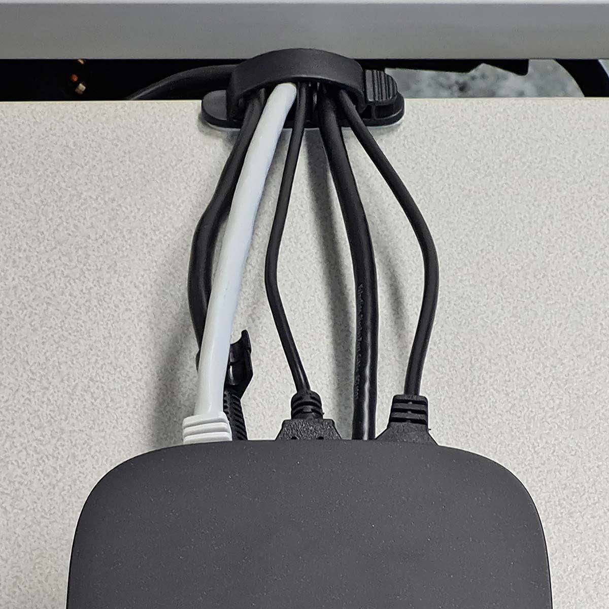 Nedis CMGC22033BK | Cable Management | Cable Clip | Locked | 3 pcs | Number of slots: 3 Slots | Maximum cable thickness: 7.5 mm | Polypropylene | Black