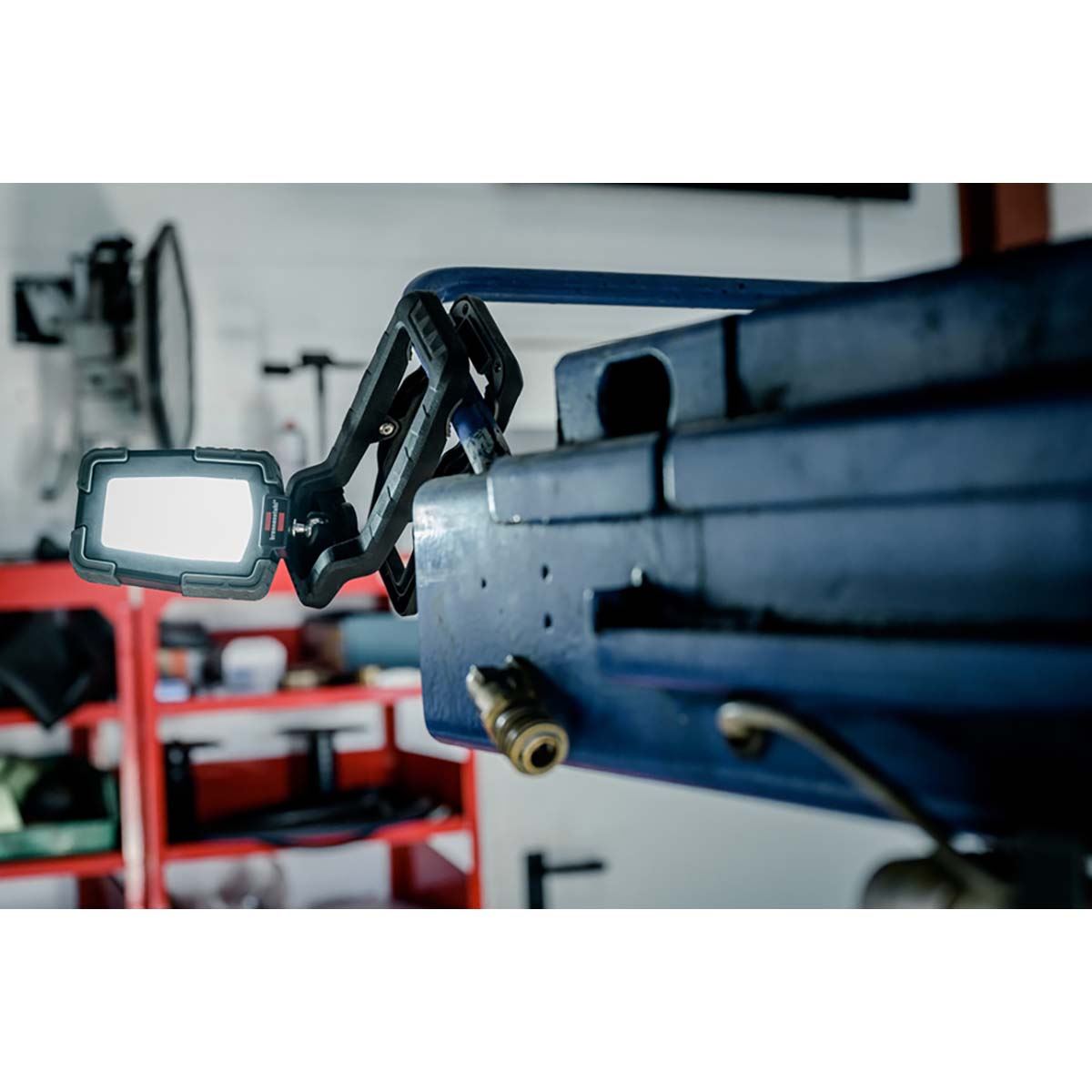 Brennenstuhl Clampable LED work light 1050 MA (battery LED work light 10W, 950lm, IP65, 12h burn time, Engineered in Germany)
