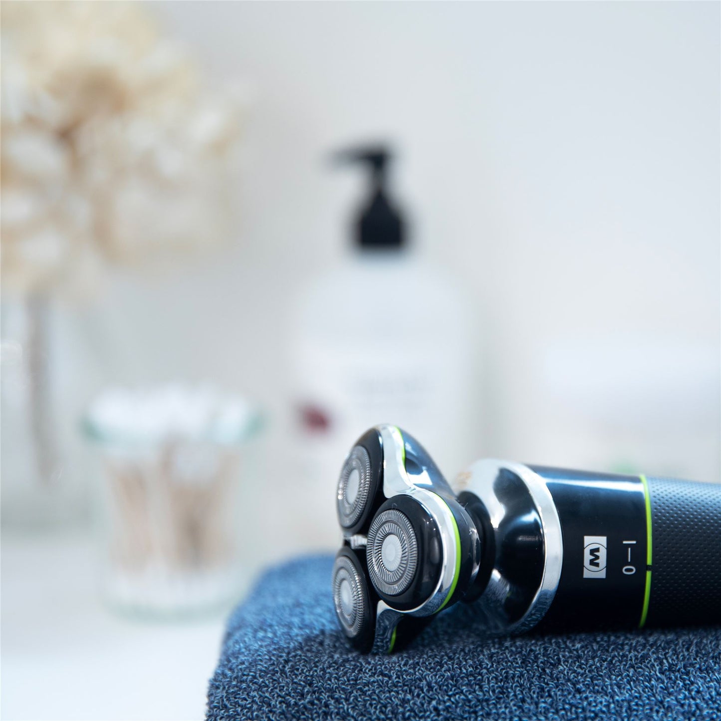 MELISSA Rechargable Electric Razor for Men | 3 Head | Charge Holder | 60 Min Run-Time | Black