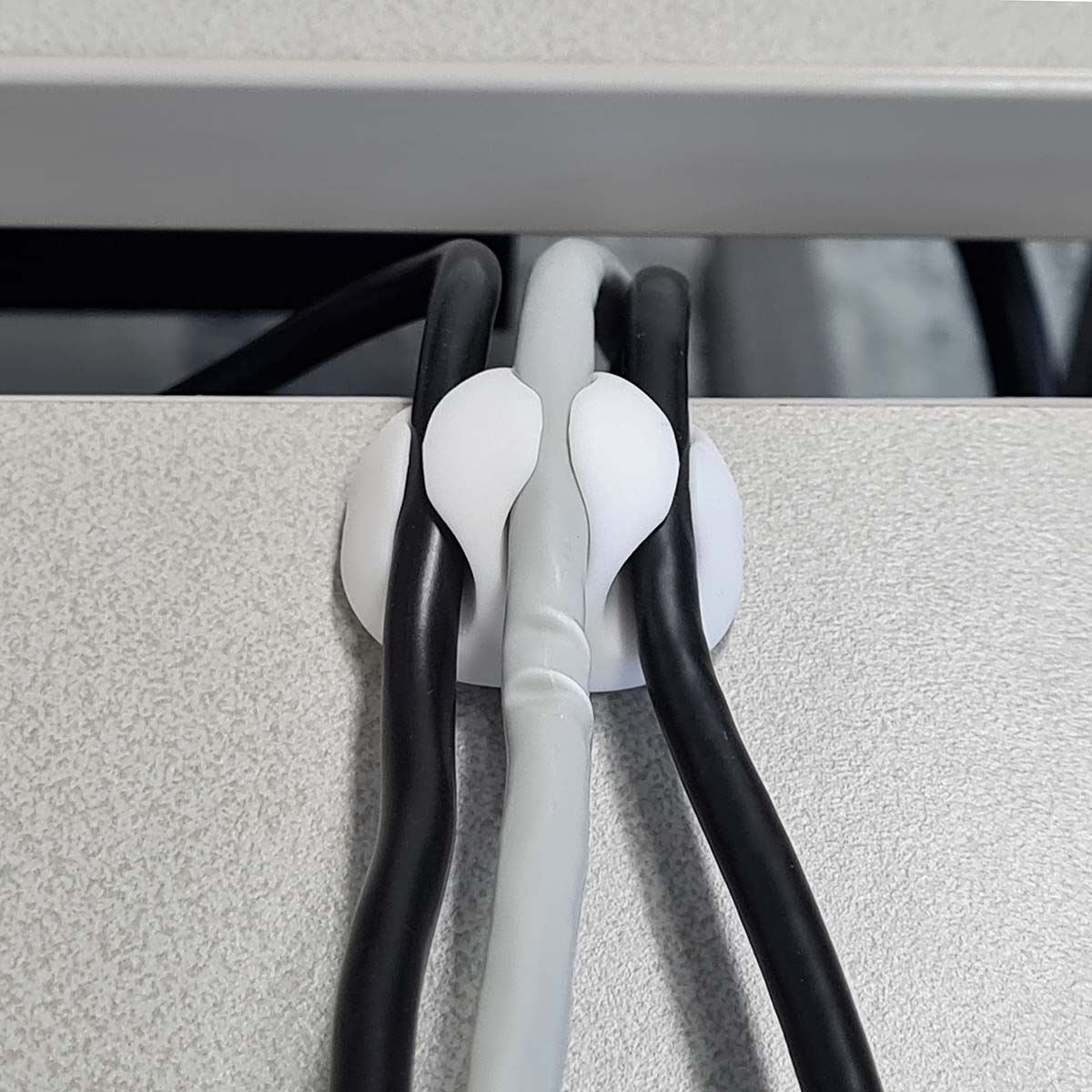 Nedis CMGC20034WT | Cable Management | Cable Clip | Click and Go | 4 pcs | Number of slots: 3 Slots | Maximum cable thickness: 5.3 mm | TPE | White